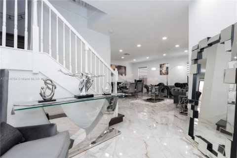 House in Doral, Florida 3 bedrooms, 228.73 sq.m. № 2076819 - photo 8
