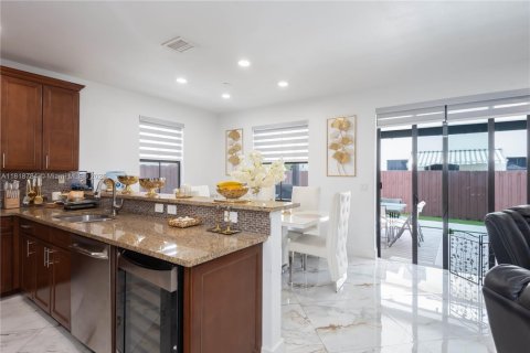 House in Doral, Florida 3 bedrooms, 228.73 sq.m. № 2076819 - photo 14