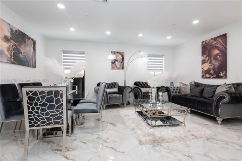 House in Doral, Florida 3 bedrooms, 228.73 sq.m. № 2076819 - photo 9