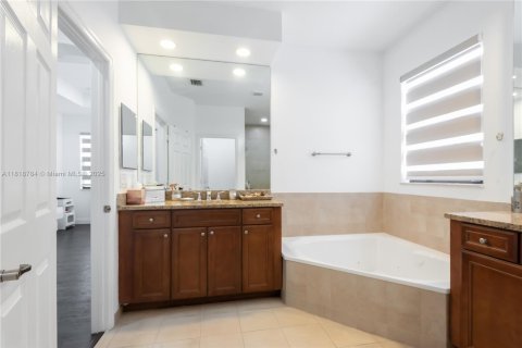 House in Doral, Florida 3 bedrooms, 228.73 sq.m. № 2076819 - photo 26