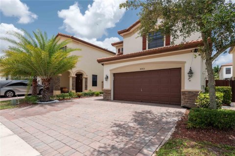 House in Doral, Florida 3 bedrooms, 228.73 sq.m. № 2076819 - photo 2