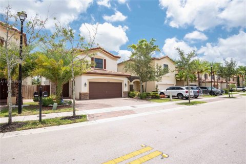 House in Doral, Florida 3 bedrooms, 228.73 sq.m. № 2076819 - photo 3