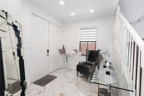 House in Doral, Florida 3 bedrooms, 228.73 sq.m. № 2076819 - photo 7