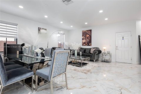 House in Doral, Florida 3 bedrooms, 228.73 sq.m. № 2076819 - photo 10
