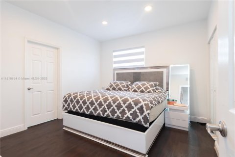 House in Doral, Florida 3 bedrooms, 228.73 sq.m. № 2076819 - photo 29