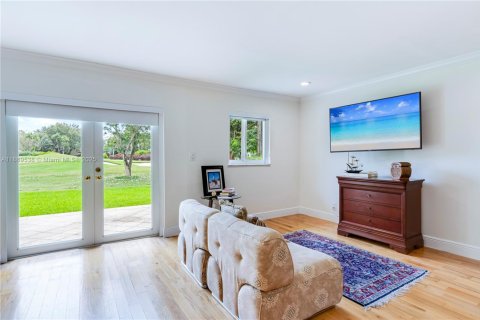 House in Coral Gables, Florida 5 bedrooms, 294.13 sq.m. № 2061096 - photo 24