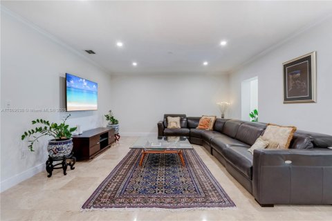 House in Coral Gables, Florida 5 bedrooms, 294.13 sq.m. № 2061096 - photo 8