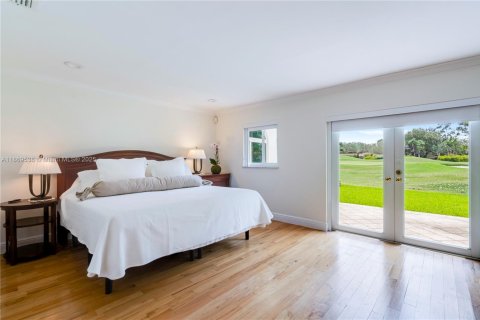 House in Coral Gables, Florida 5 bedrooms, 294.13 sq.m. № 2061096 - photo 25
