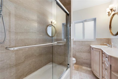 House in Coral Gables, Florida 5 bedrooms, 294.13 sq.m. № 2061096 - photo 30