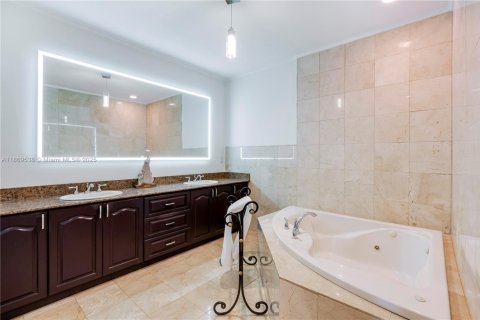House in Coral Gables, Florida 5 bedrooms, 294.13 sq.m. № 2061096 - photo 28