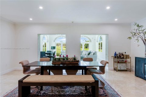 House in Coral Gables, Florida 5 bedrooms, 294.13 sq.m. № 2061096 - photo 7