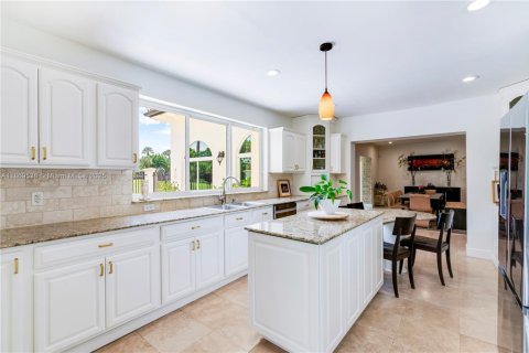 House in Coral Gables, Florida 5 bedrooms, 294.13 sq.m. № 2061096 - photo 15