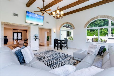 House in Coral Gables, Florida 5 bedrooms, 294.13 sq.m. № 2061096 - photo 4