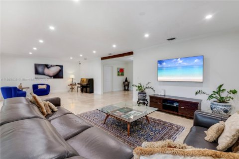 House in Coral Gables, Florida 5 bedrooms, 294.13 sq.m. № 2061096 - photo 9