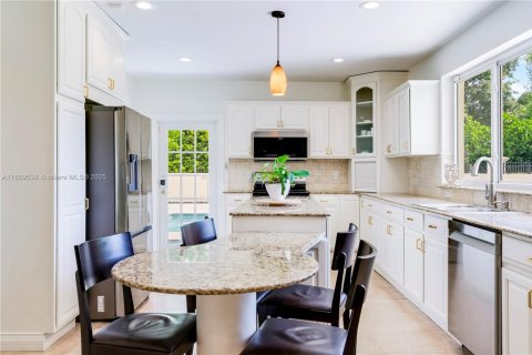 House in Coral Gables, Florida 5 bedrooms, 294.13 sq.m. № 2061096 - photo 11