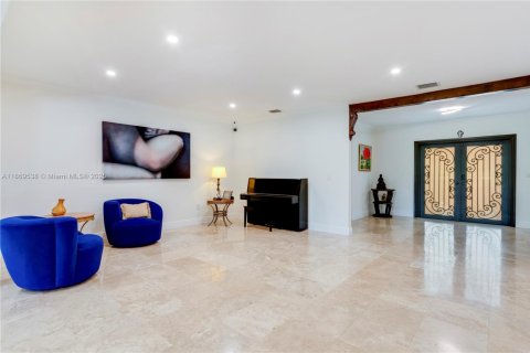 House in Coral Gables, Florida 5 bedrooms, 294.13 sq.m. № 2061096 - photo 20