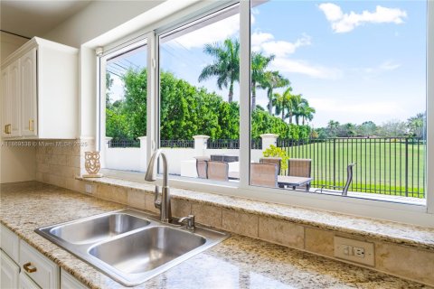 House in Coral Gables, Florida 5 bedrooms, 294.13 sq.m. № 2061096 - photo 17