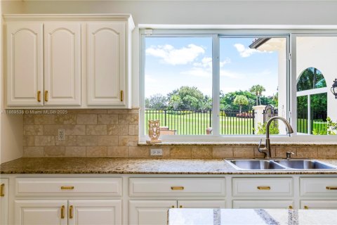 House in Coral Gables, Florida 5 bedrooms, 294.13 sq.m. № 2061096 - photo 16