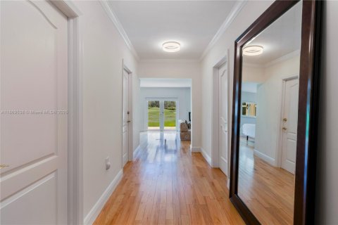 House in Coral Gables, Florida 5 bedrooms, 294.13 sq.m. № 2061096 - photo 21