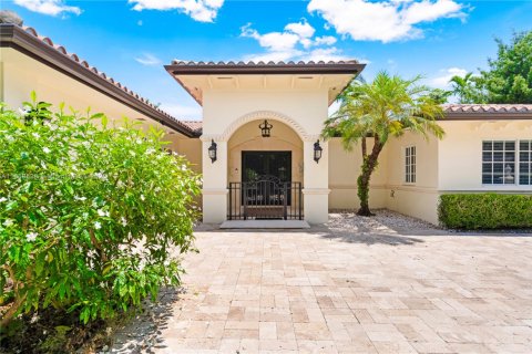 House in Coral Gables, Florida 5 bedrooms, 294.13 sq.m. № 2061096 - photo 3