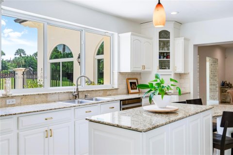 House in Coral Gables, Florida 5 bedrooms, 294.13 sq.m. № 2061096 - photo 14