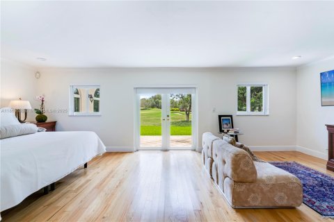 House in Coral Gables, Florida 5 bedrooms, 294.13 sq.m. № 2061096 - photo 23