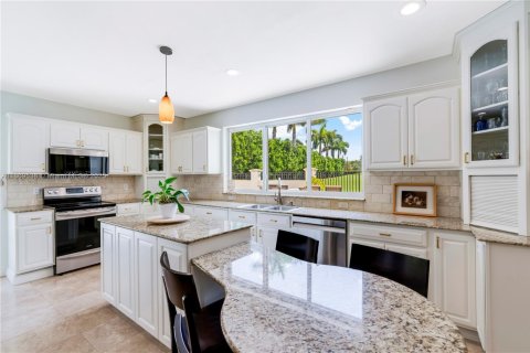 House in Coral Gables, Florida 5 bedrooms, 294.13 sq.m. № 2061096 - photo 12
