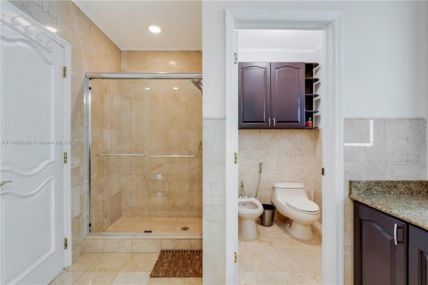 House in Coral Gables, Florida 5 bedrooms, 294.13 sq.m. № 2061096 - photo 29