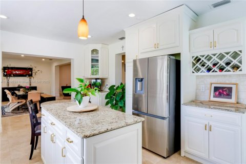 House in Coral Gables, Florida 5 bedrooms, 294.13 sq.m. № 2061096 - photo 18