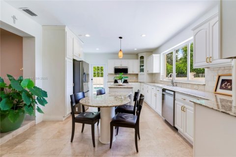 House in Coral Gables, Florida 5 bedrooms, 294.13 sq.m. № 2061096 - photo 10