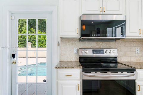 House in Coral Gables, Florida 5 bedrooms, 294.13 sq.m. № 2061096 - photo 13