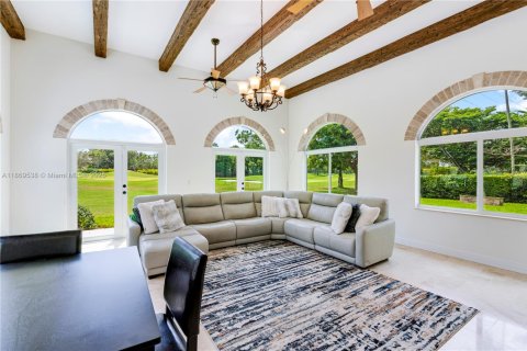 House in Coral Gables, Florida 5 bedrooms, 294.13 sq.m. № 2061096 - photo 5