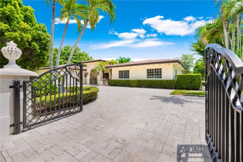 House in Coral Gables, Florida 5 bedrooms, 294.13 sq.m. № 2061096 - photo 2