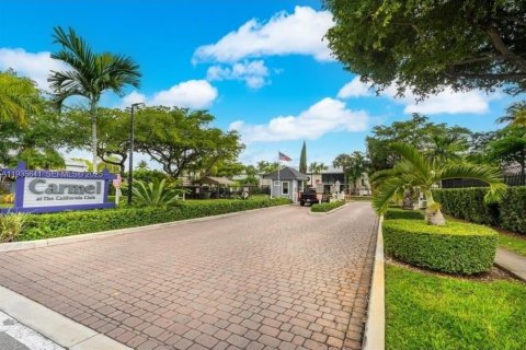 Condominio en alquiler en Miami, Florida, 2 dormitorios, 84.26 m2 № 1993781 - foto 2