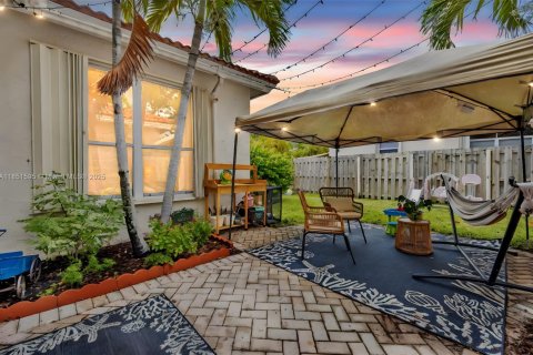 Touwnhouse à vendre à Pembroke Pines, Floride: 4 chambres, 163.88 m2 № 1858871 - photo 2