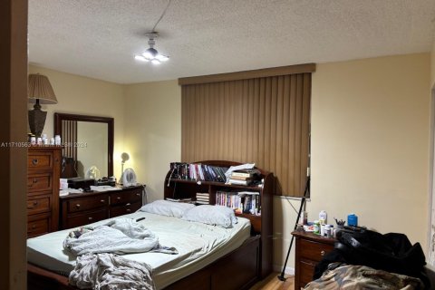 Condo in Miami, Florida, 3 bedrooms  № 1811311 - photo 2