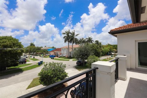 House in Miami, Florida 4 bedrooms, 236.06 sq.m. № 2025920 - photo 17
