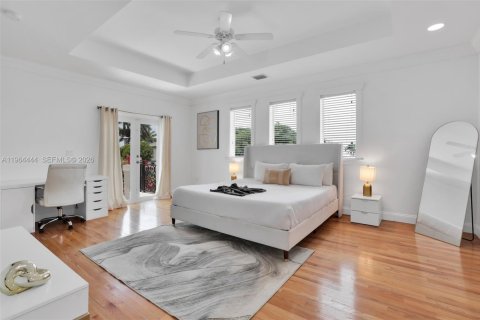 House in Miami, Florida 4 bedrooms, 236.06 sq.m. № 2025920 - photo 18