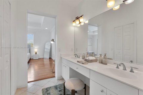 House in Miami, Florida 4 bedrooms, 236.06 sq.m. № 2025920 - photo 20