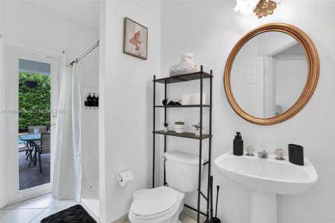 House in Miami, Florida 4 bedrooms, 236.06 sq.m. № 2025920 - photo 15