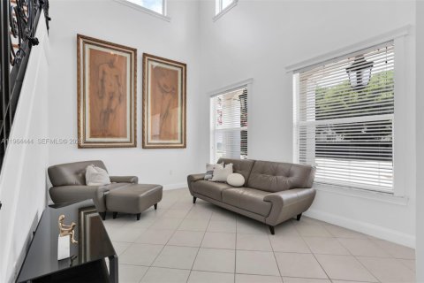 House in Miami, Florida 4 bedrooms, 236.06 sq.m. № 2025920 - photo 6