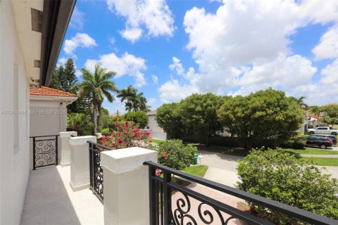 House in Miami, Florida 4 bedrooms, 236.06 sq.m. № 2025920 - photo 16