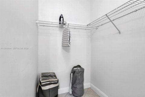 House in Miami, Florida 4 bedrooms, 236.06 sq.m. № 2025920 - photo 14