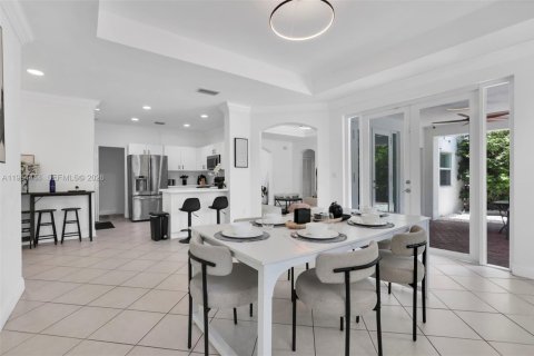 House in Miami, Florida 4 bedrooms, 236.06 sq.m. № 2025920 - photo 9