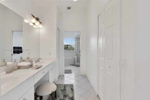 House in Miami, Florida 4 bedrooms, 236.06 sq.m. № 2025920 - photo 23