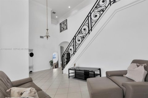 House in Miami, Florida 4 bedrooms, 236.06 sq.m. № 2025920 - photo 5