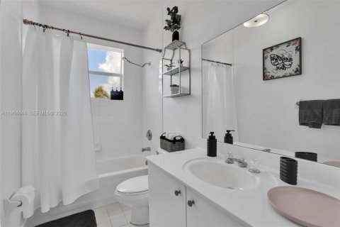 House in Miami, Florida 4 bedrooms, 236.06 sq.m. № 2025920 - photo 27