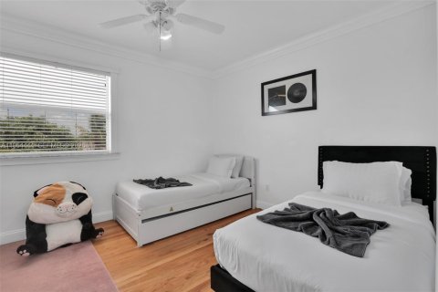 House in Miami, Florida 4 bedrooms, 236.06 sq.m. № 2025920 - photo 28