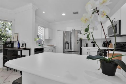 House in Miami, Florida 4 bedrooms, 236.06 sq.m. № 2025920 - photo 12