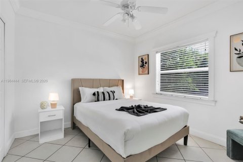 House in Miami, Florida 4 bedrooms, 236.06 sq.m. № 2025920 - photo 13